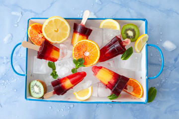 Bunte Eis am Stiel mit Fruechte