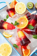 Bunte Eis am Stiel mit Fruechte