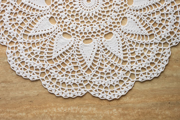 Crocheted round-type napkin of white color
