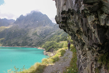 Escursionista arrivato al lago Barbellino sulle Alpi Orobie bergamasche. Bergamo, Val Seriana,...