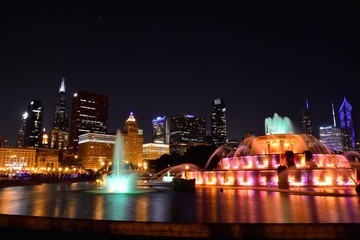 Fototapeta na wymiar Chicago skyline and Buckingham Fountain at night.