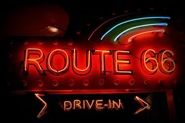 Rolgordijnen Oud neon rood bord van Route 66. © StockPhotoAstur