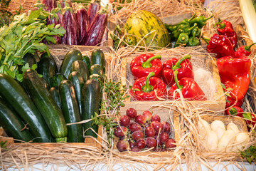Productos de la agricultura expuestos a la venta en público, perfectamente presentados en sus estanterías que muestran toda su riqueza nutricional.