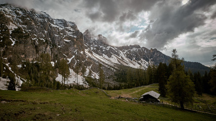 Fototapeta na wymiar Idyllische Berghütte in den Alpen