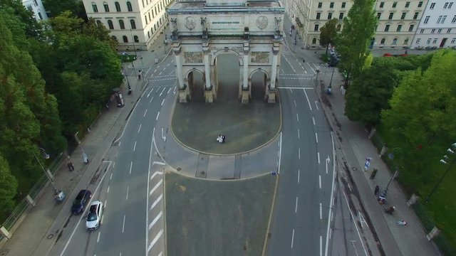 Siegestor Munich from above, couple in Munich, wedding aerial