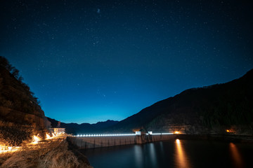 埼玉県　滝沢ダムの星空　ライトアップ