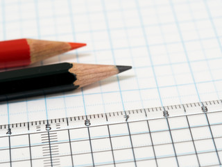 方眼用紙に書くために用意した定規と鉛筆、赤鉛筆