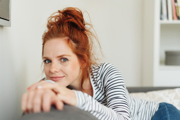 Naklejka premium Thoughtful young woman watching the camera