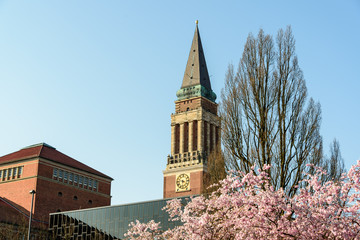 Kiel Innenstadt im Morgenlicht Hiroshimapark mit Kleinem Kiel, Rathaus  und Opernhaus am...