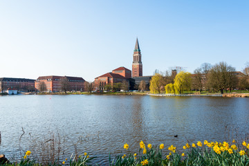 Kiel Innenstadt im Morgenlicht Hiroshimapark mit Kleinem Kiel, Rathaus  und Opernhaus am...