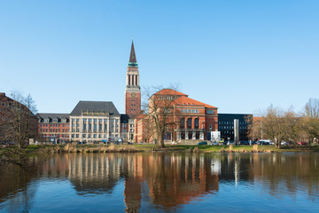 Kiel Innenstadt im Morgenlicht Hiroshimapark mit Kleinem Kiel, Rathaus  und Opernhaus am...