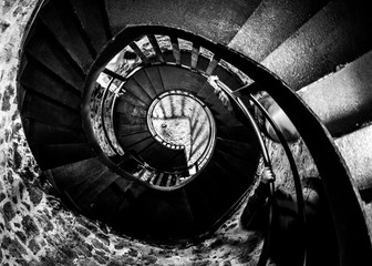 Escalera de caracol vista desde abajo en blanco y negro