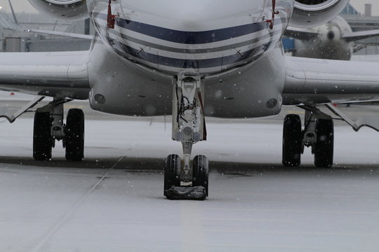 Gesch&auml;ftsflugzeug auf dem Flugplatz im Winter
