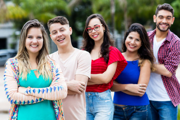 Blonde junge Frau mit und anderen Jugendlichen in Reihe