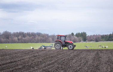 Fototapeta premium Farmers preparing land and fertilizingThe tractor handles the land. Farmers prepare the land for sowing seeds.