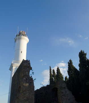 Torre do farol na frente do Rio da Prata na cidade de Colonia del Ssacramento
