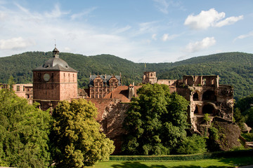 Fototapeta na wymiar Südansicht vom Heidelberger Schloß, Torturm und zerstörter Pulverturm in der Morgensonne