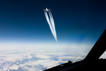 Airliner Contrails