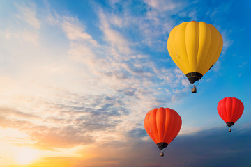 Obraz premium Colorful balloons floating in the sky at sunset.