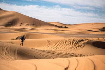 Fototapeta na wymiar Corredor por el desierto y dunas de Marruecos y Merzouga