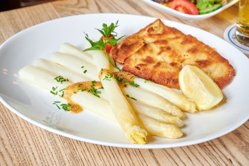 Frischer weißer Spargel zum Essen mit Schnitzel und Butter