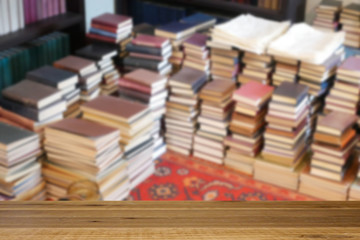床に置かれた大量の本