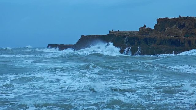 st&uuml;rmischer Tag an der K&uuml;ste mit hohen Wellen und wildem Wasser, das gegen die Felsen klatscht