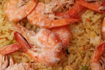 Shrimp fried rice with vegetables is delicious.