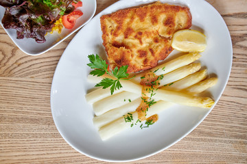 Weißer Spargel aus Deutschland zur Saprgelsaison top view