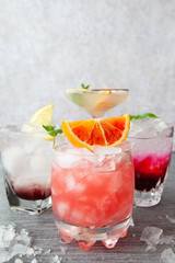 Verschiedene bunte Cocktails