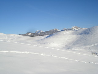 Collines neige ciel bleu