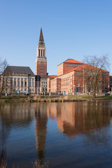 Kleiner Kiel mit Blick auf das Kieler Alte Rathaus mit dem Rathausplatz und dem Opernhaus im beginnenden Frühling