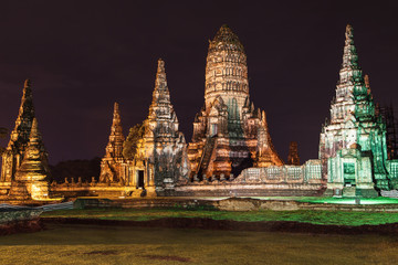 Fototapeta premium Wat Chaiwatthanaram at Night
