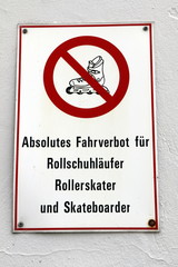 Verbotsschild aus Metall mit deutscher Aufschrift "Absolutes Fahrverbot für Rollschuhläufer, Rollerskater und Skateboarder"