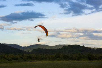 para motor flying over green mountain 