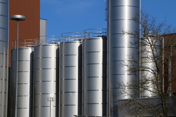 Edelstahl-Silos in einem Firmengelände