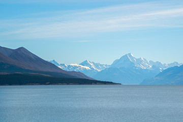 Fototapeta na wymiar Scenic landscape panoramic view of the Lake Pukaki and Aoraki/Mount Cook on background. Tourist popular destination in South Island, New Zealand. Clear sky, sunny summer day. Travel concept.