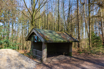 kleines Haus am Wanderweg in einem Wald