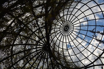 El cielo visto a través de una cúpula de acero