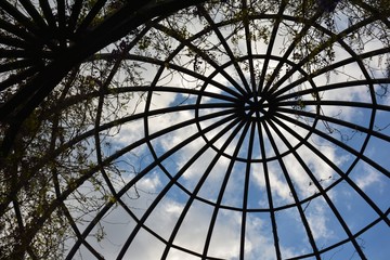 El cielo visto a través de una cúpula de acero