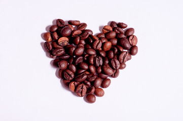 Obraz premium Chicchi di caffè a cuore