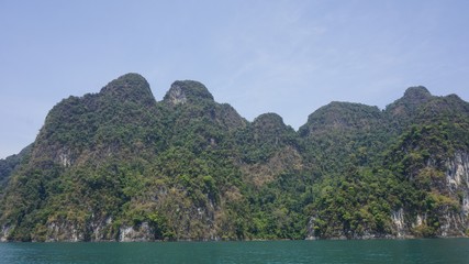 Obraz premium tropical landscape on chiao lan lake in khao sok