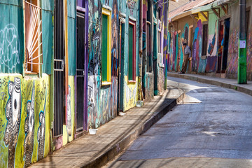L splendida città di Valparaiso, tra graffiti, arte di strada e colori. Cile © Emiliano