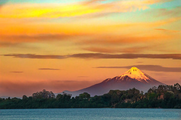 Naklejka na ściany i meble Lo splendido vulcano Osorno al tramonto, Parco nazionale Vicente Perez Rosales, Cile