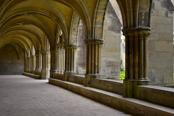 Plakat Arcades latérales du cloitre de l'abbaye de Royaumont à Asnières-sur-Oise (95270), département du Val-d'Oise en région Île-de-France, France
