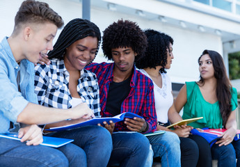 Junge internationale Studenten lernen zusammen