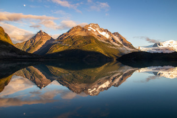 Riflessi di montagne sul lago Dickson, Parco Nazionale Torres Del Paine, Patagonia, Cile
