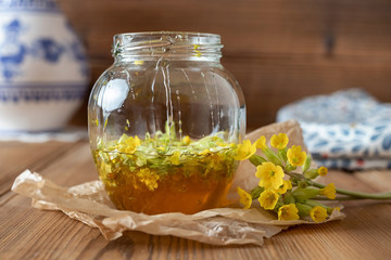 Preparation of a syrup from primrose flowers and honey