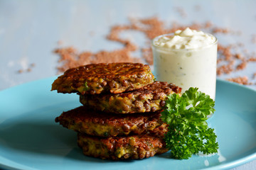 Linsenbratlinge mit Joghurtdip
