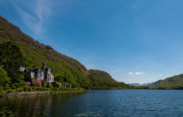 Irlanda, Connemara. Abbazia di Kylemore. Fu edificata in stile neogotico nel XIX secolo dal...